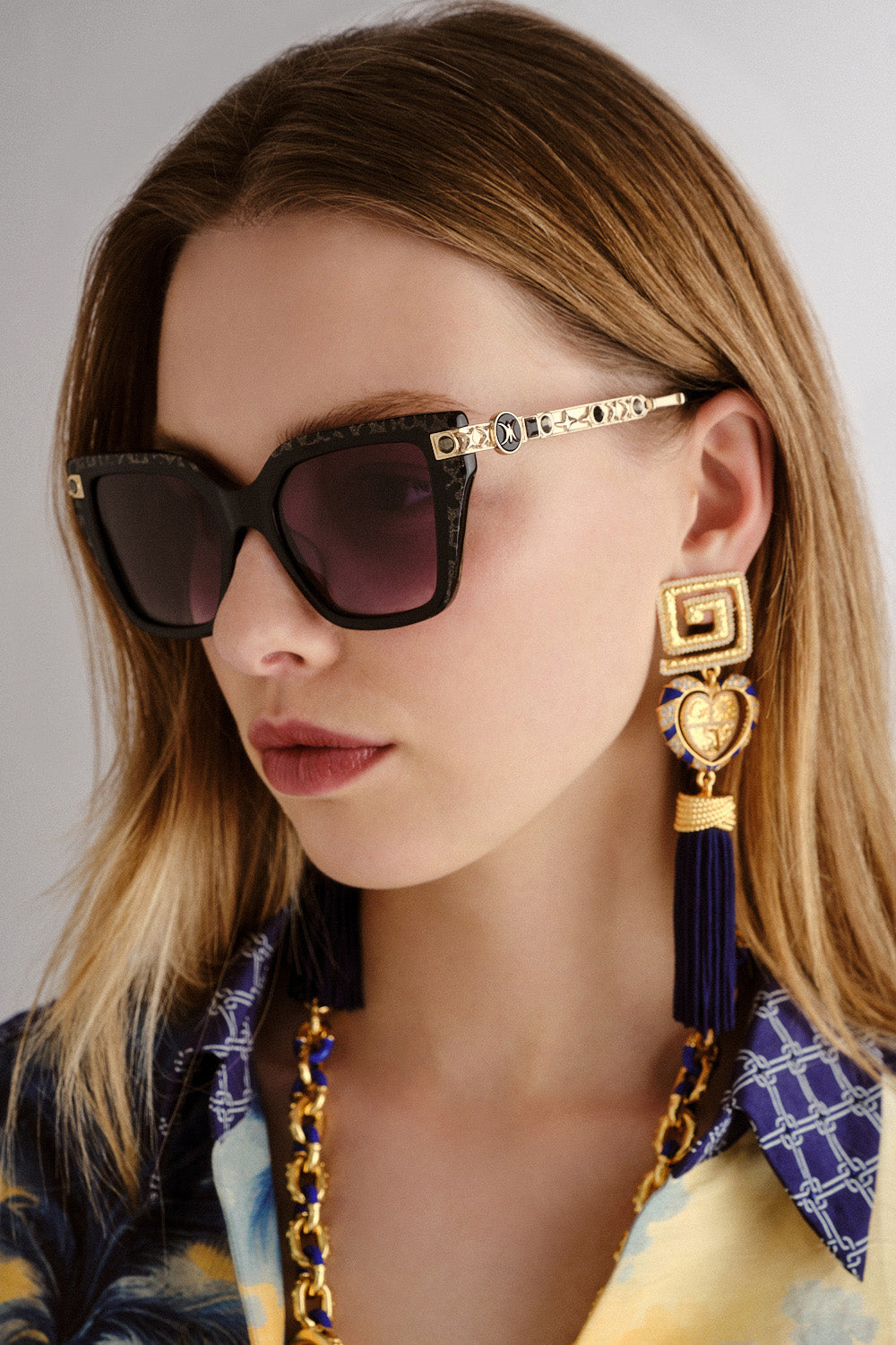 HERE COMES TROUBLE SUNGLASSES BLACK / GOLD LEOPARD GLITTER