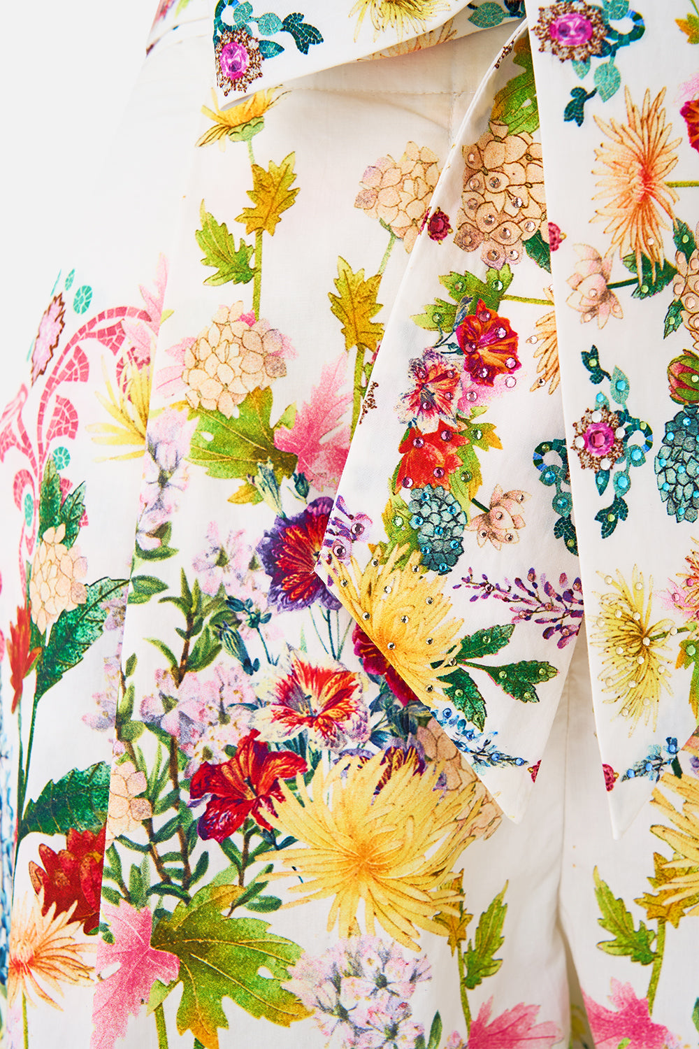 TUCK FRONT SHORT WITH BELT THE CALL OF CATALONIA