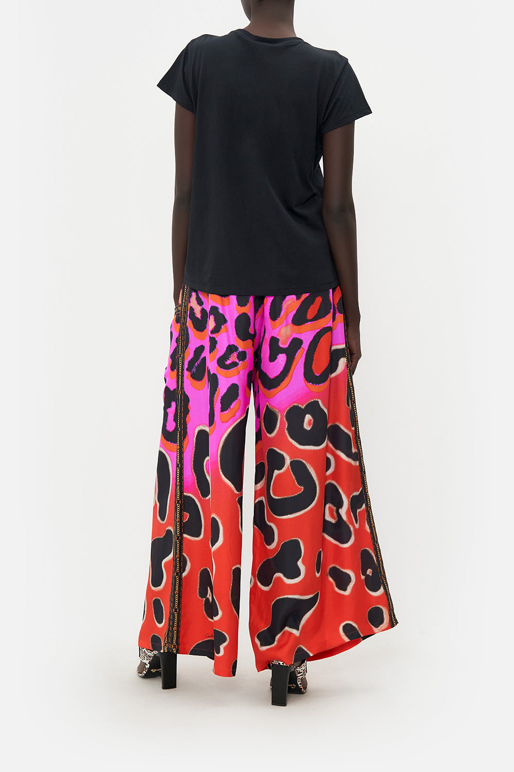 SLIM FIT ROUND NECK T-SHIRT ALWAYS CHANGE YOUR SPOTS