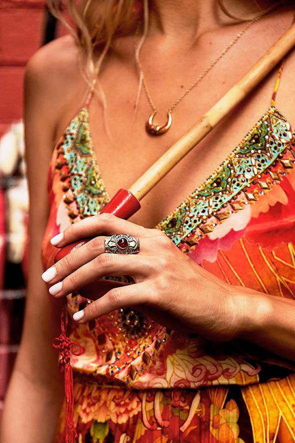 HANGZHOU HOLLYWOOD LONG CHAIN NECKLACE W/ MOTIF