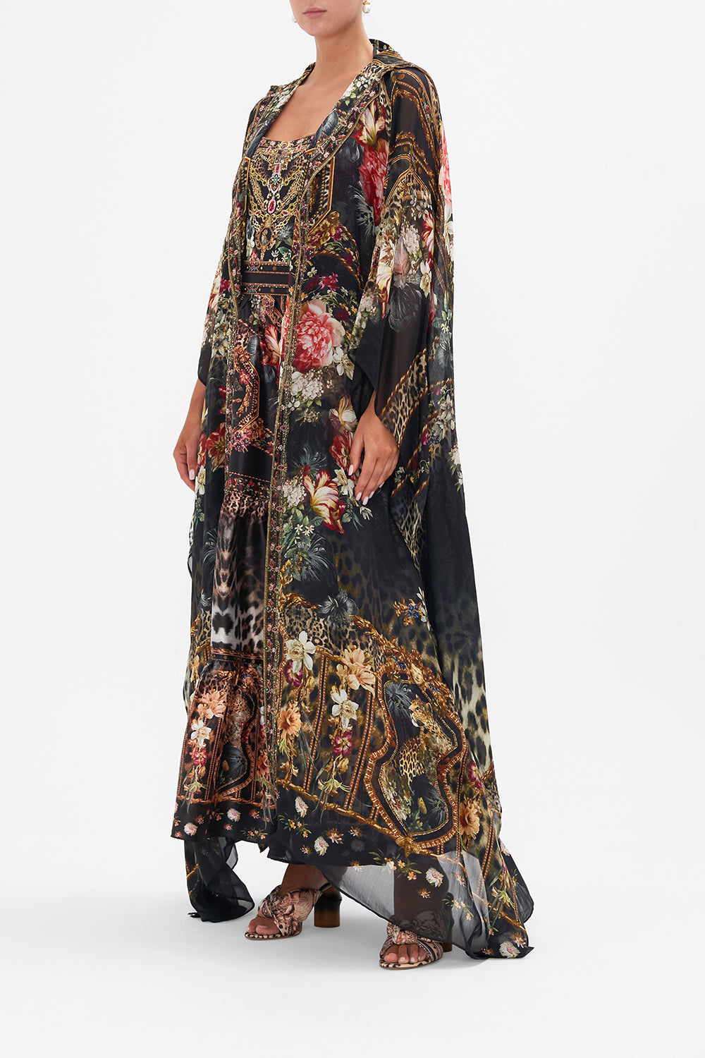 OVERSIZED ROBE A NIGHT AT THE OPERA