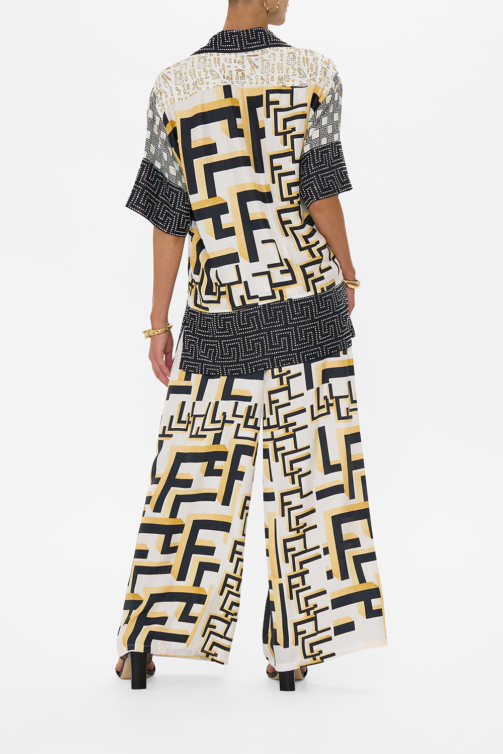 The CAMILLA OVERSIZED BAND TEE - PINK/ MULTI SALTY SPLENDOUR in our  print.