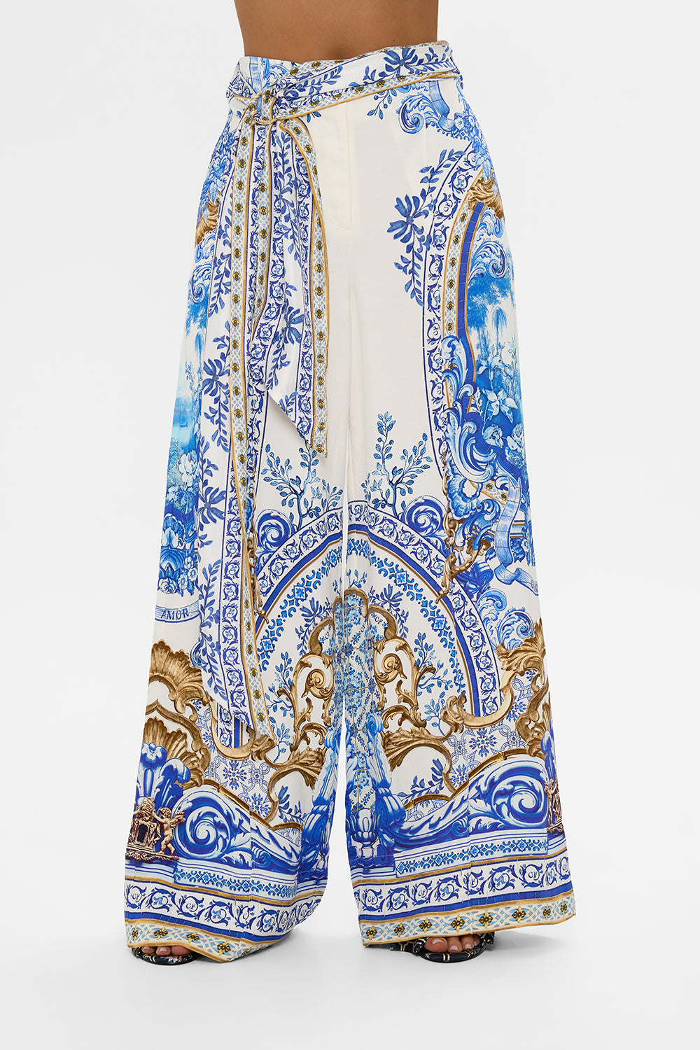 The CAMILLA ROSA BOW SLIDE THE QUEENS QUARTERS in our  print.