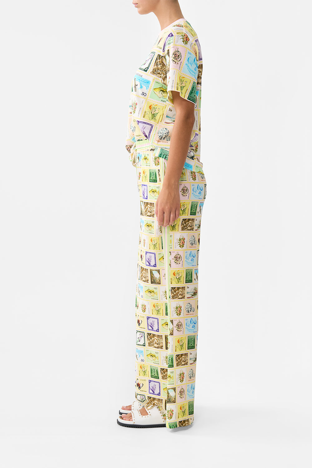 The CAMILLA MID LENGTH WALK SHORT JARDIM PARTY in our  print.