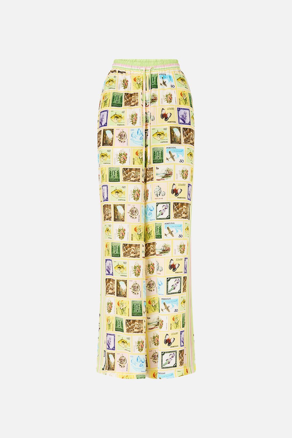 The CAMILLA MID LENGTH WALK SHORT JARDIM PARTY in our JARDIM PARTY print.