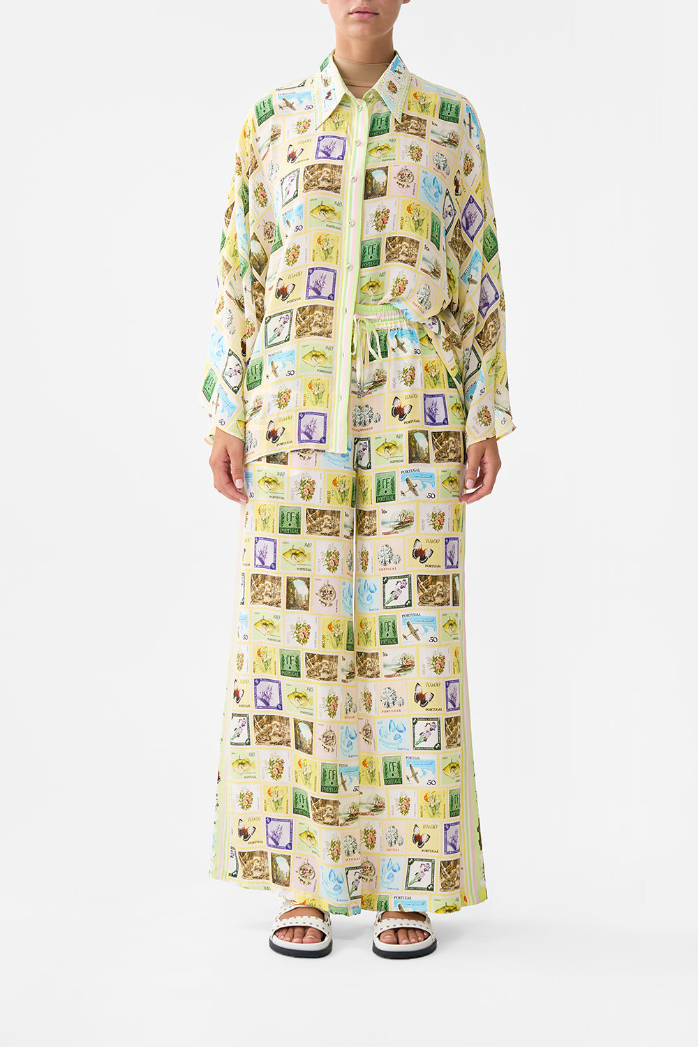 The CAMILLA MID LENGTH WALK SHORT JARDIM PARTY in our  print.