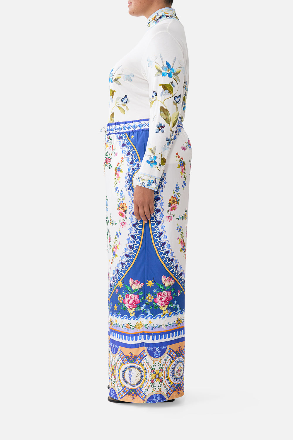 The CAMILLA T SHAPE LONG KAFTAN BASKED IN BAROQUE in our  print.