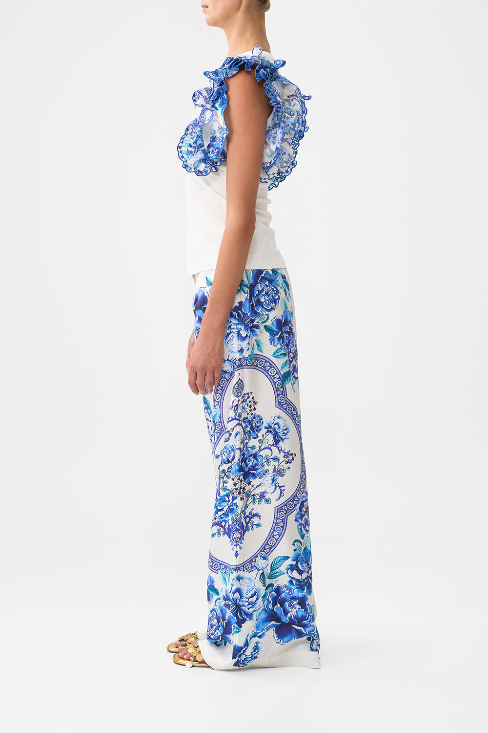 The CAMILLA OVERSIZED ROBE ILLUSTRATION NATION in our  print.