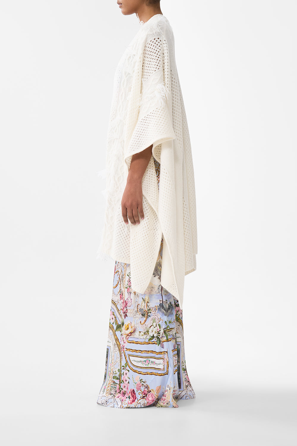 THROW OVER WITH FEATHERS TILED IN TIME