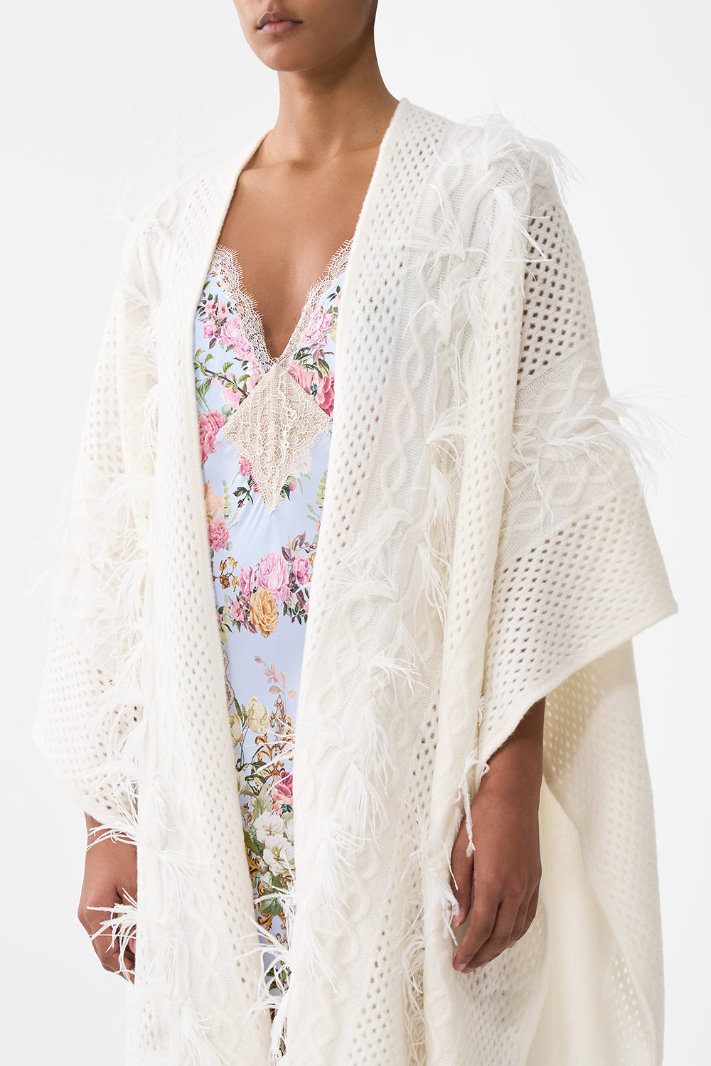 THROW OVER WITH FEATHERS TILED IN TIME