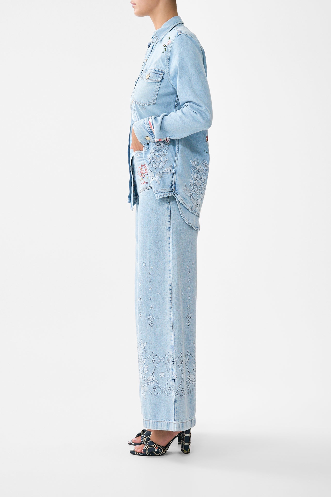 The CAMILLA V NECK KAFTAN WITH FRONT WELT POCKETS TILES OF TÜRKIYE in our  print.