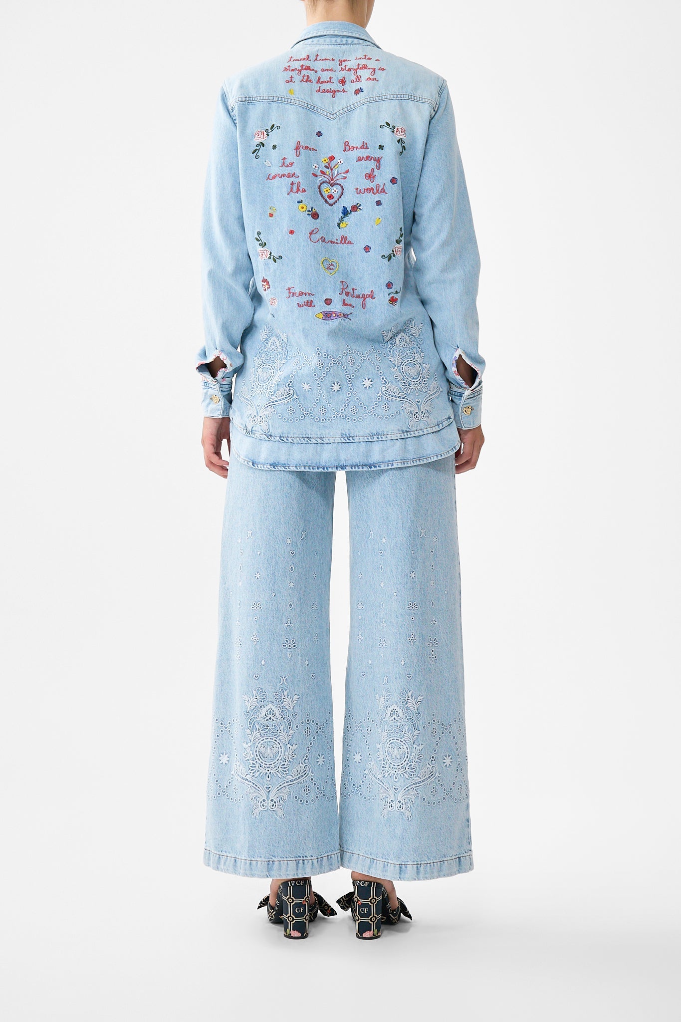 The CAMILLA V NECK KAFTAN WITH FRONT WELT POCKETS TILES OF TÜRKIYE in our  print.
