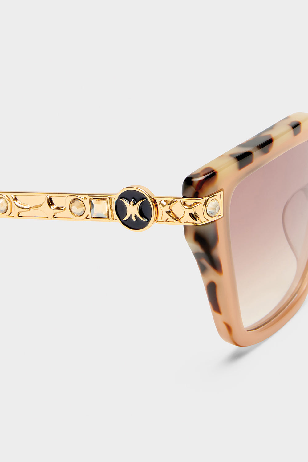 HERE COMES TROUBLE SUNGLASSES MILKY TAN / NATURAL TORT