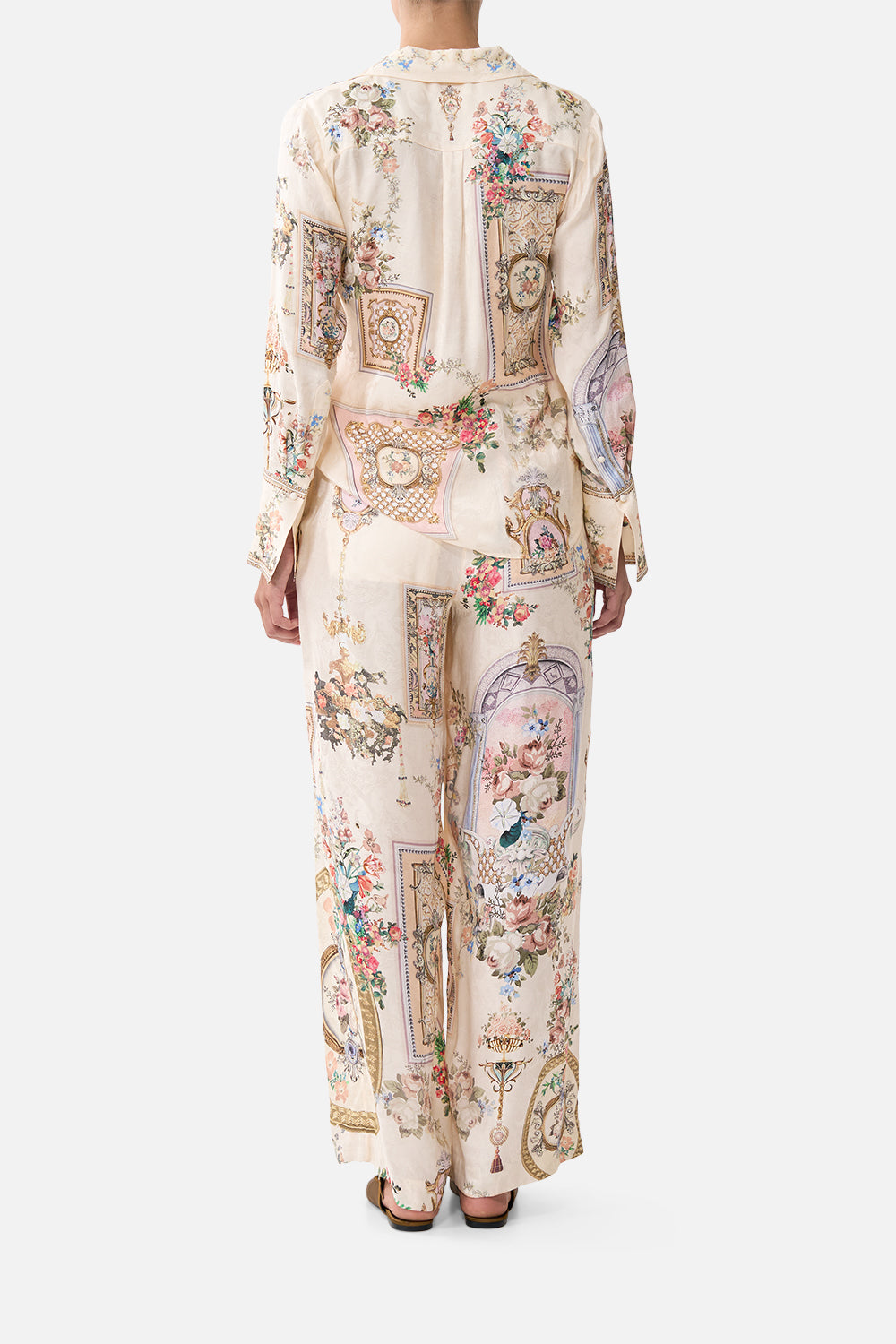 The CAMILLA LONG WALK SHORT WITH ELASTIC BACK BODRUM BOTANICALS in our BODRUM BOTANICALS print.