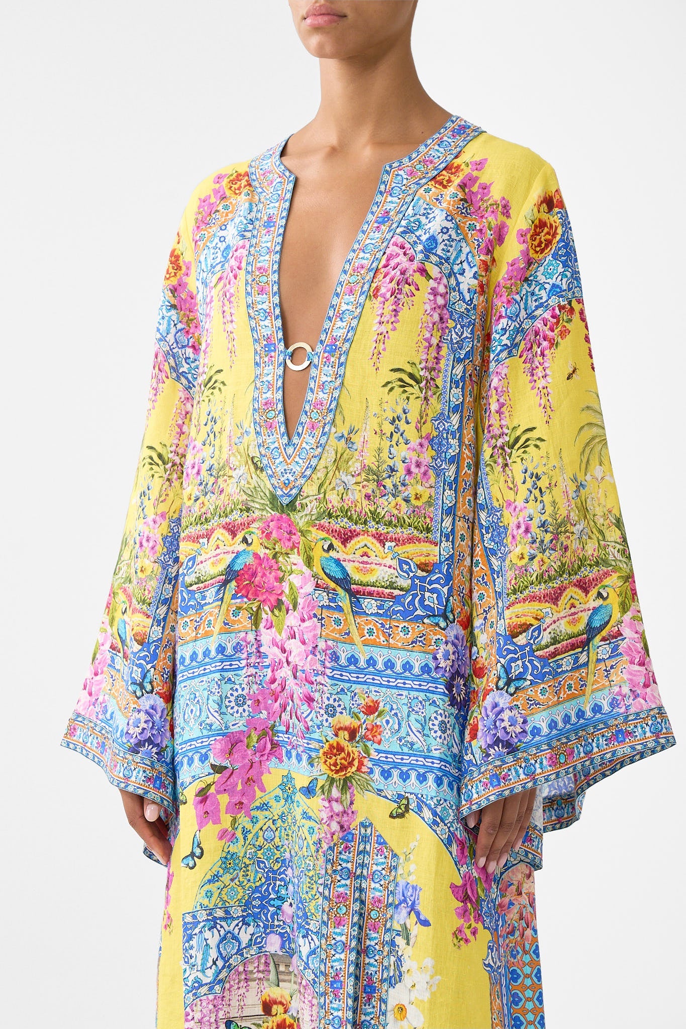 The CAMILLA SHORT SLEEVE KAFTAN WITH TIE WAIST CHAIN GANG in our  print.