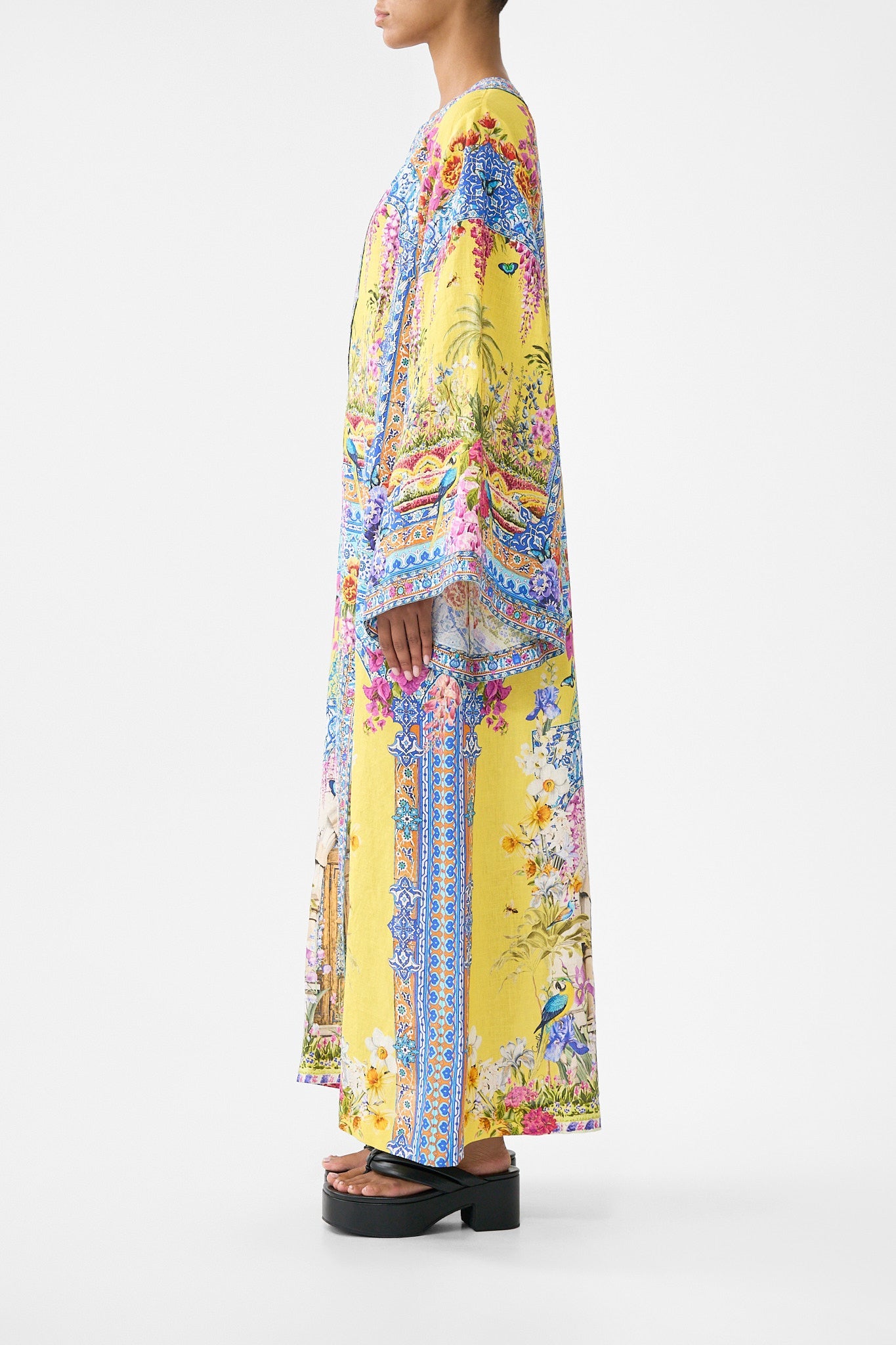 The CAMILLA SHORT SLEEVE KAFTAN WITH TIE WAIST CHAIN GANG in our  print.