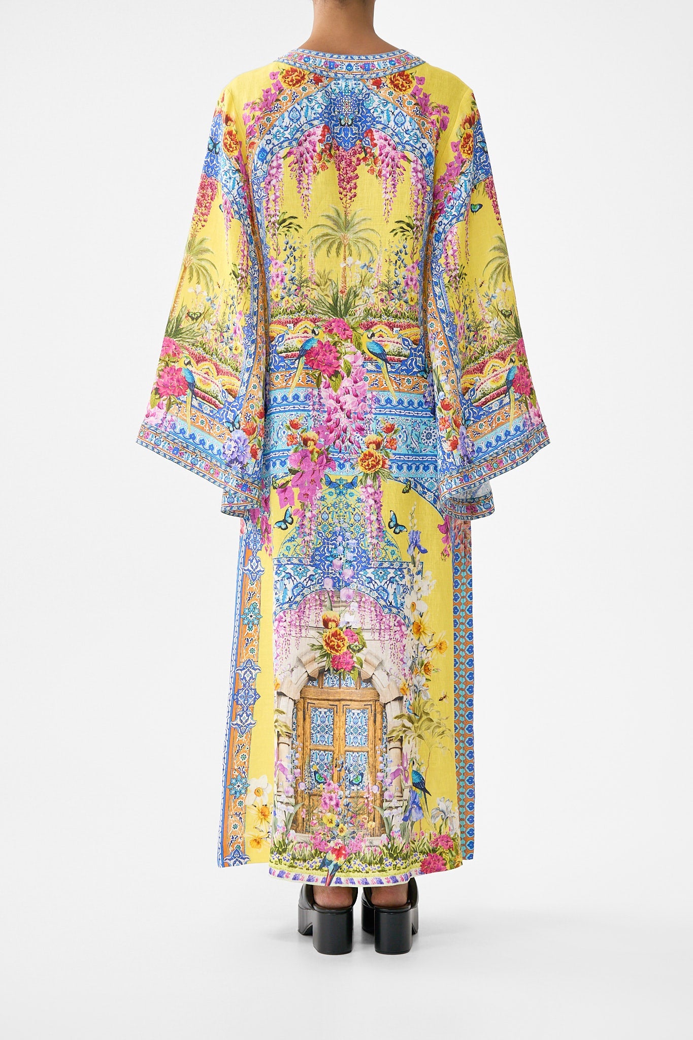 The CAMILLA SHORT SLEEVE KAFTAN WITH TIE WAIST CHAIN GANG in our  print.