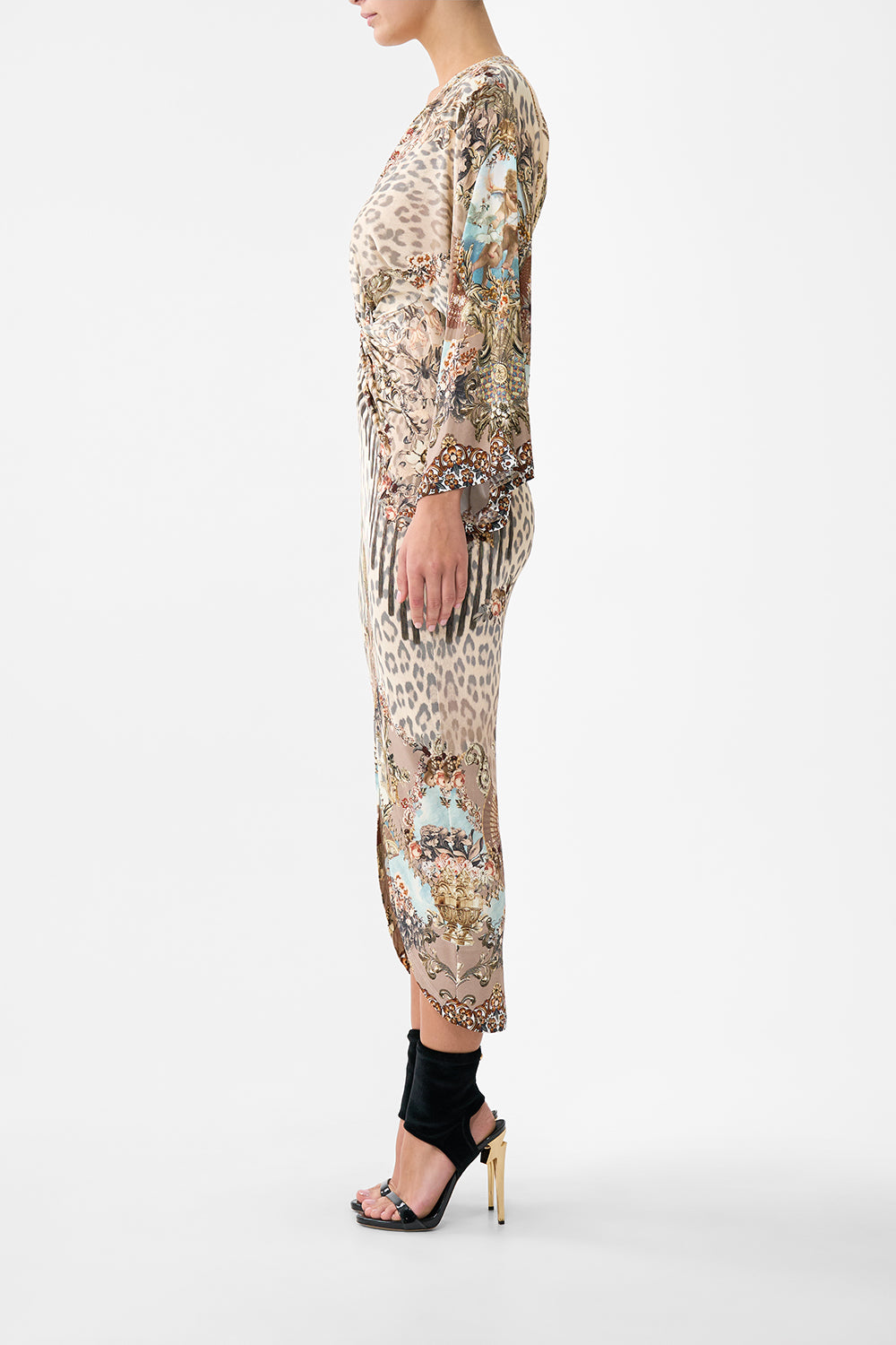 The CAMILLA WOVEN SHORT SARONG WITH TASSELS DE NADA GRANADA in our  print.