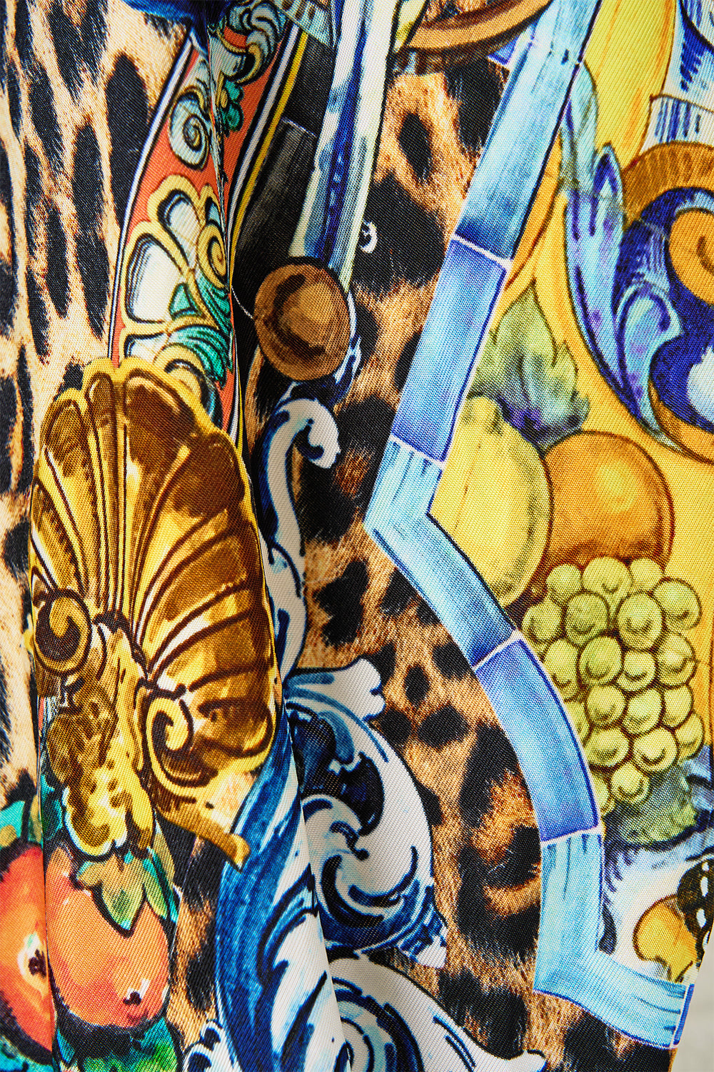 The CAMILLA SHORT SLEEVE CABANA SHIRT MAGIC OF THE MERCADO in our  print.