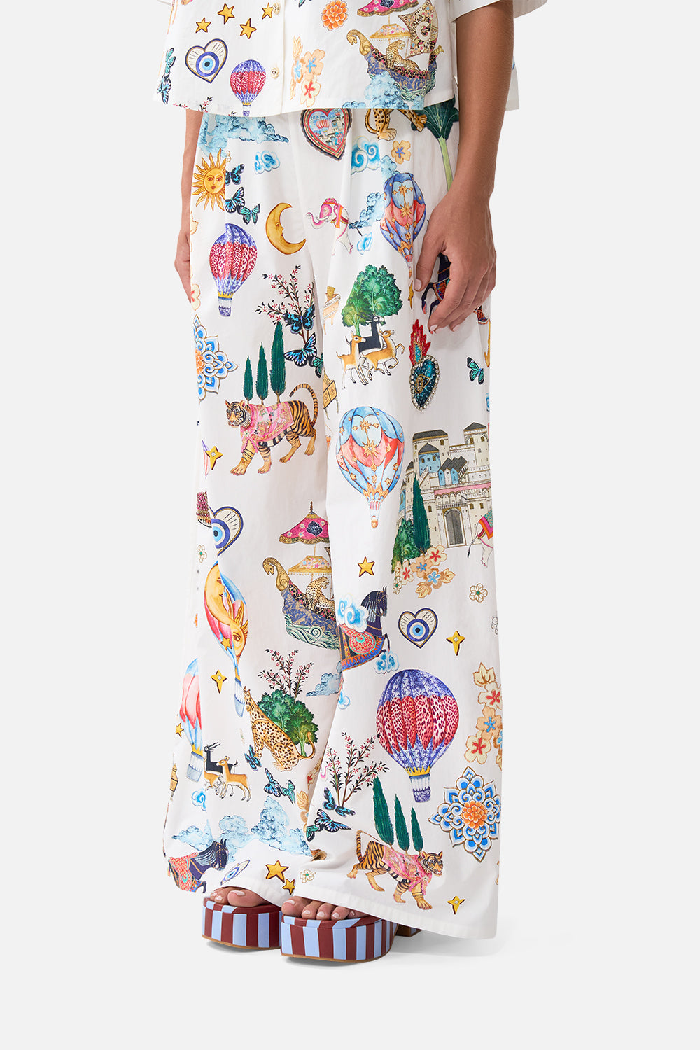 The CAMILLA SLOUCH SHOULDER BAG WITH KNOT DETAILS OLÉ OLÉ in our  print.