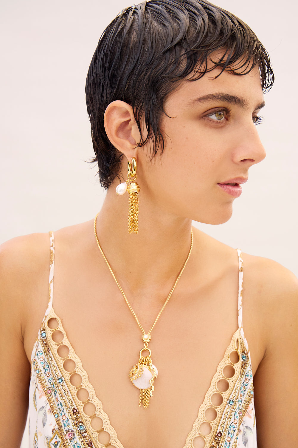 The CAMILLA ALIKA HEAD CLOTHING MAGNET GOLD in our  print.