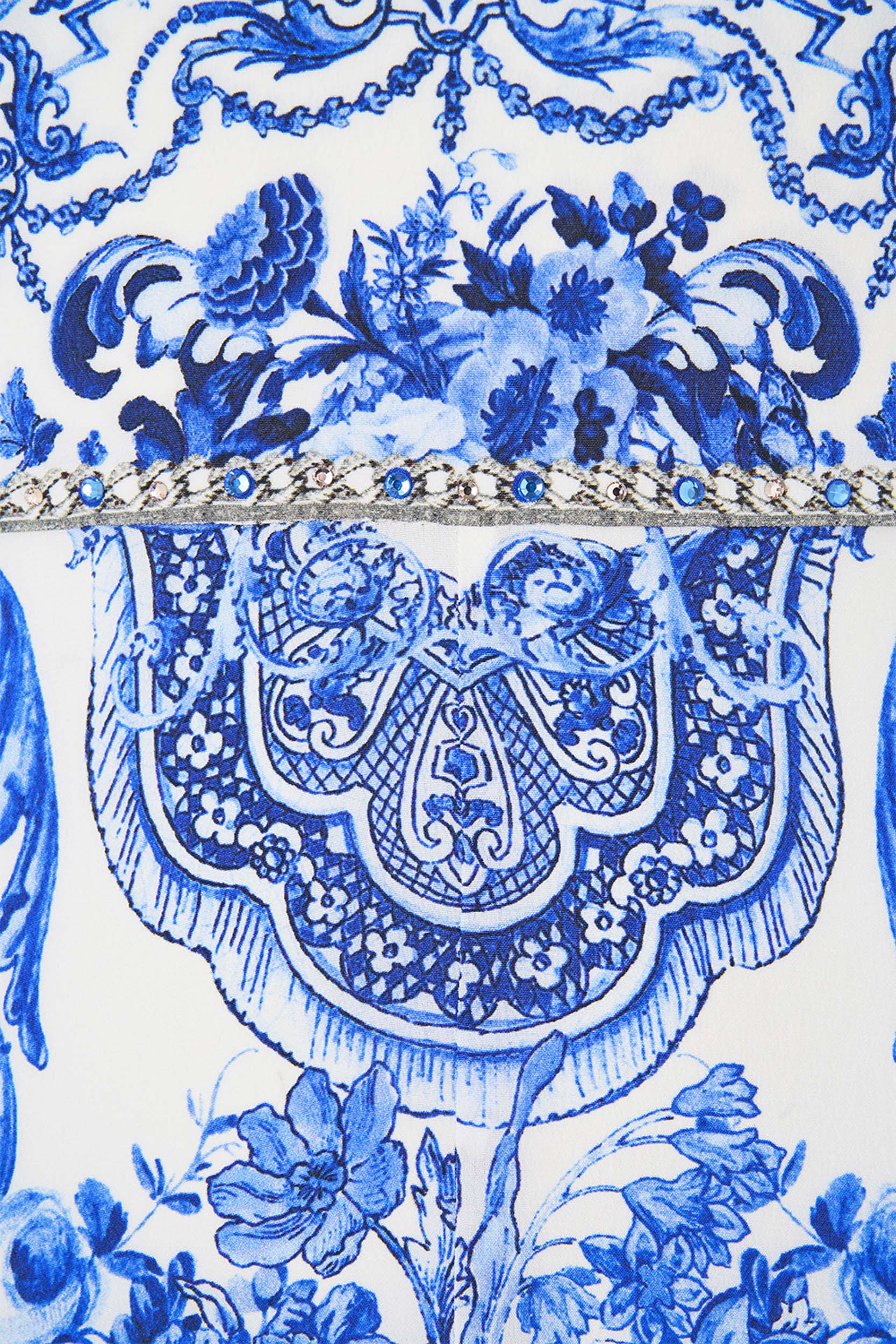 The CAMILLA RAGLAN BUTTON UP SHIRT MIDSUMMER MASTERPIECE in our  print.