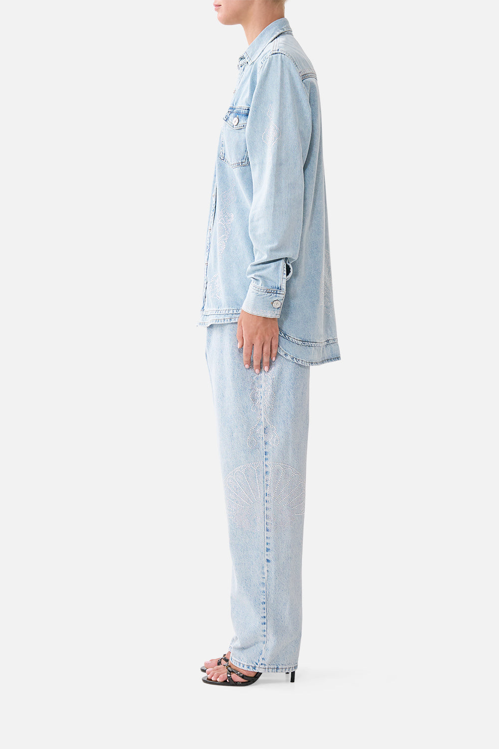 The CAMILLA SHIRT DRESS WITH BLOUSON SLEEVE THE HUM OF THE ALHAMBRA in our  print.