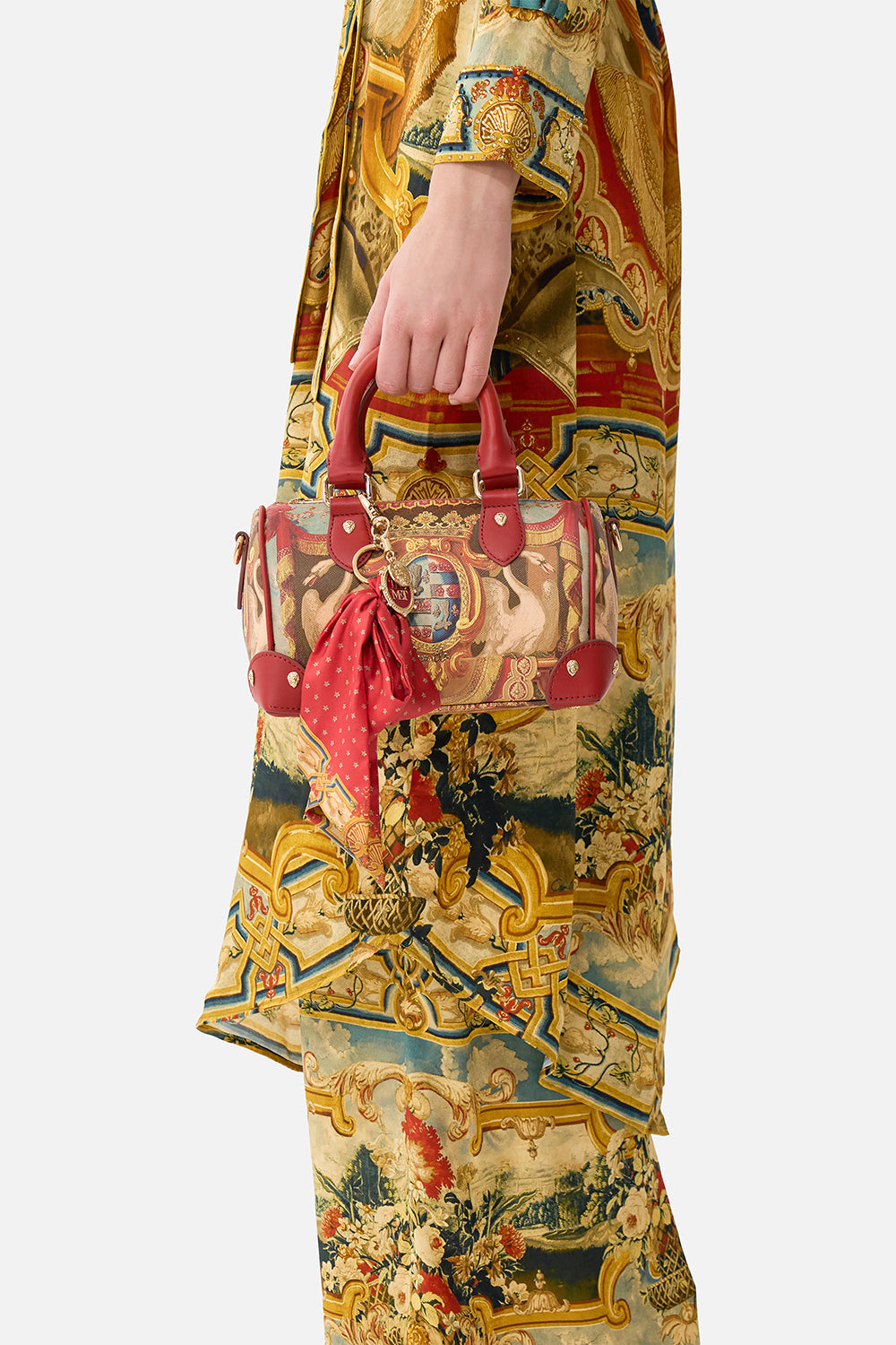 The CAMILLA CLUTCH WITH WRISTLET LEOTIGRA LAND in our  print.