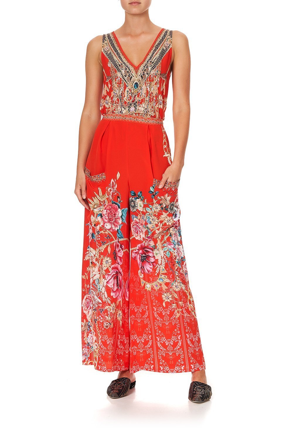 WIDE LEG TROUSER WITH FRONT POCKETS AND THE QUEEN WORE RED