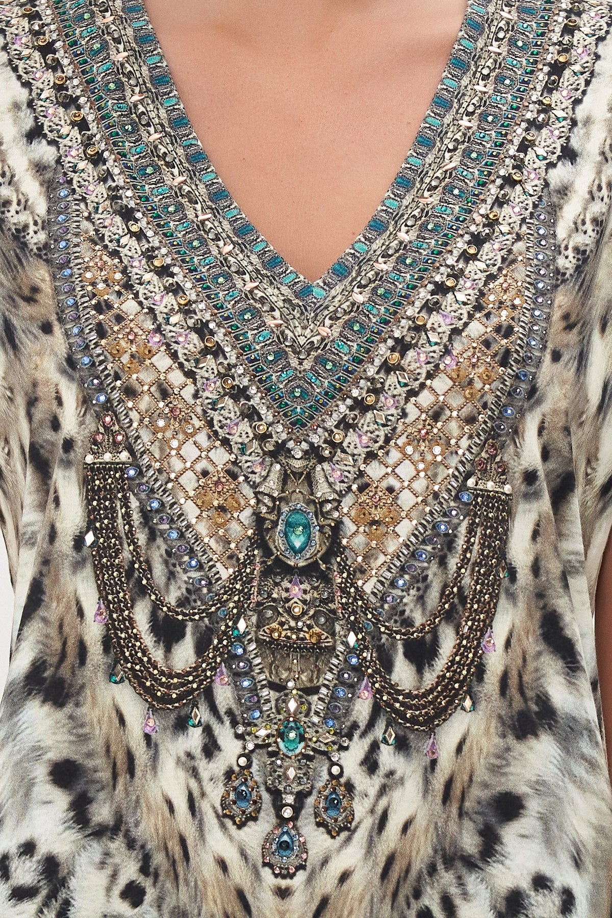 V-NECK TEE SNOW WHISPERS LOUNGE