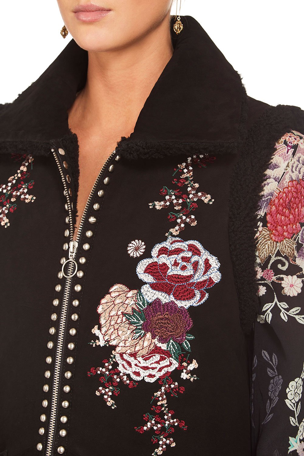 CAMILLA NIGHTS WITH HER SHEARLING WAISTCOAT W POCKETS