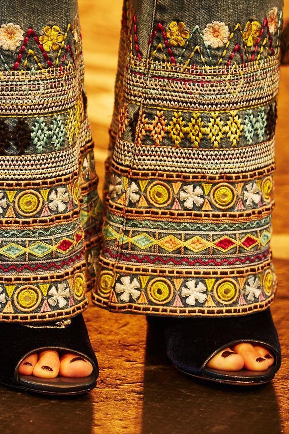 SOUL SISTERS MID RISE FLARED JEAN